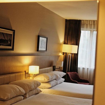 Lancaster Hotel&Spa Uxbridge Esterno foto