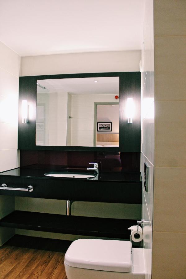 Lancaster Hotel&Spa Uxbridge Esterno foto