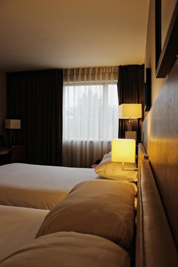Lancaster Hotel&Spa Uxbridge Esterno foto